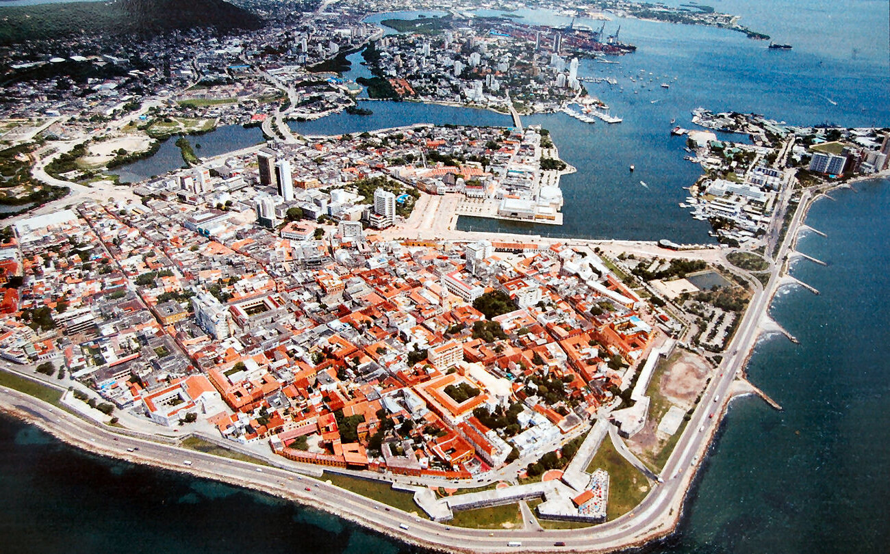 Vista aérea del centro histórico de Cartagena de Indias y la bahía