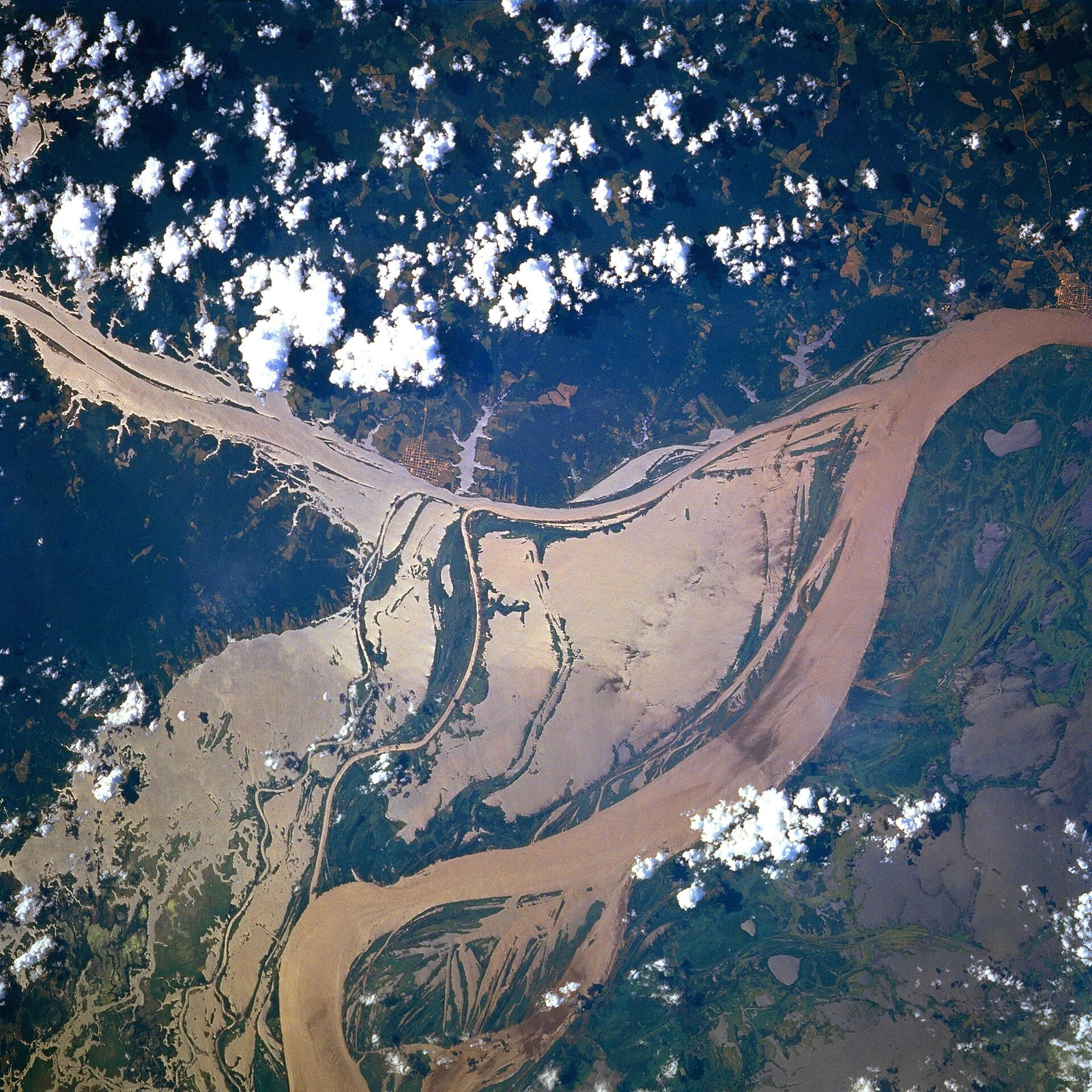 Fotografía satelital de la Amazonía brasileña mostrando el río Amazonas inundado y parches de selva y aclareos en la ribera